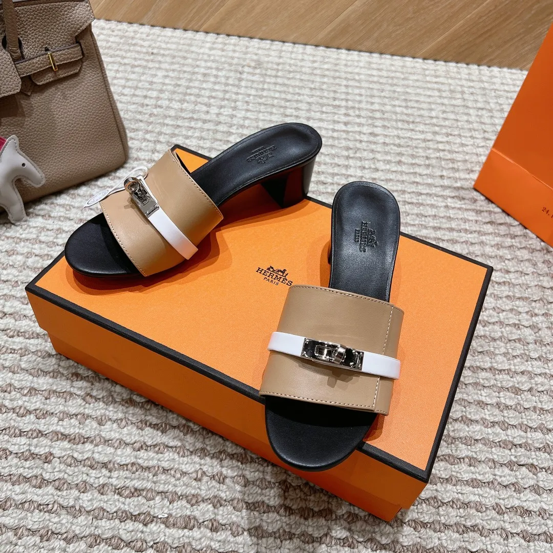 👟👟Ex-factory price 540👟👟 High version of the 2024 spring and summer new HERMES Hermès counter new style. The wedge-heeled Erjiu sandals and slippers, which have been extremely popular recently, are paired with various colorful socks. They are very trendy. Upper: cowhide. Outsole: technological imitation wood sole. Heel height: about 7cm. Size: Female 35-41 (40/41 non-refundable and non-exchangeable)